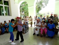 Los ancianos bailan bien el danzn