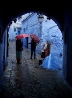Paraguas colorados en la ciudad azul.
