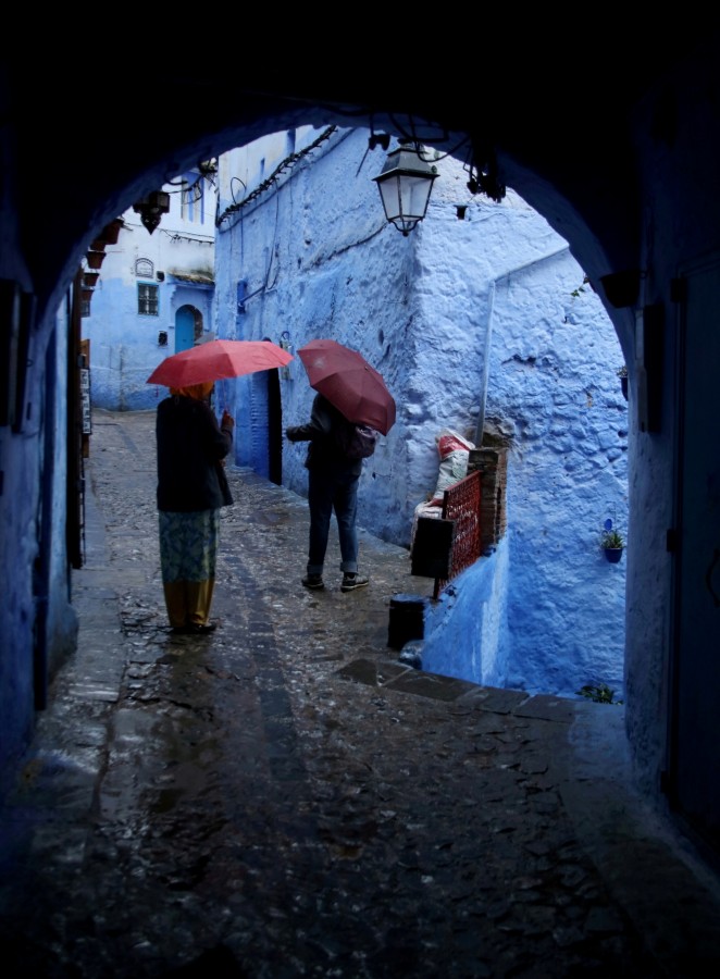 "Paraguas colorados en la ciudad azul." de Francisco Luis Azpiroz Costa
