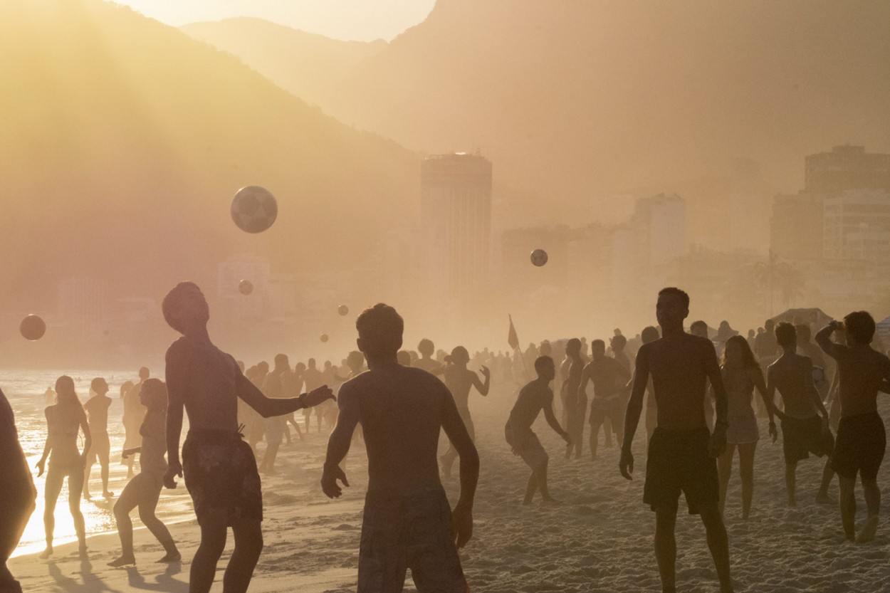 "Football na praia" de Gabriel Carlini