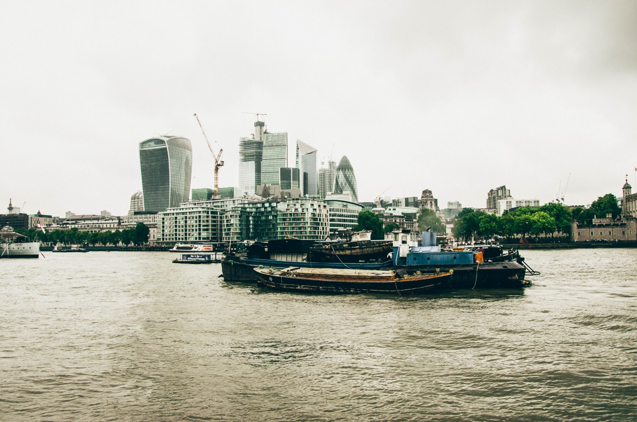 "THE RIVER. LONDON" de Victor Houvardas