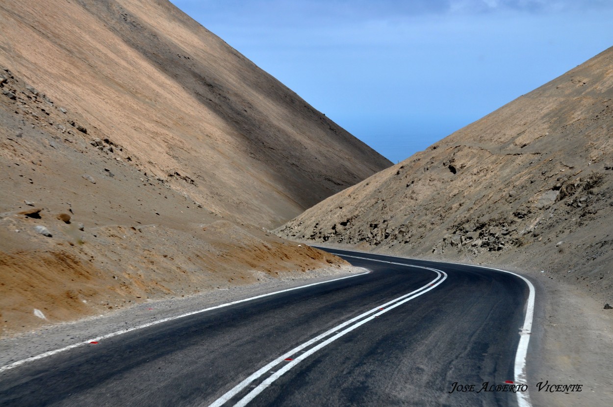 "camino a Pisagua, desierto de Atacama el mas arido" de Jose Alberto Vicente