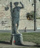 La petita i l`estatua