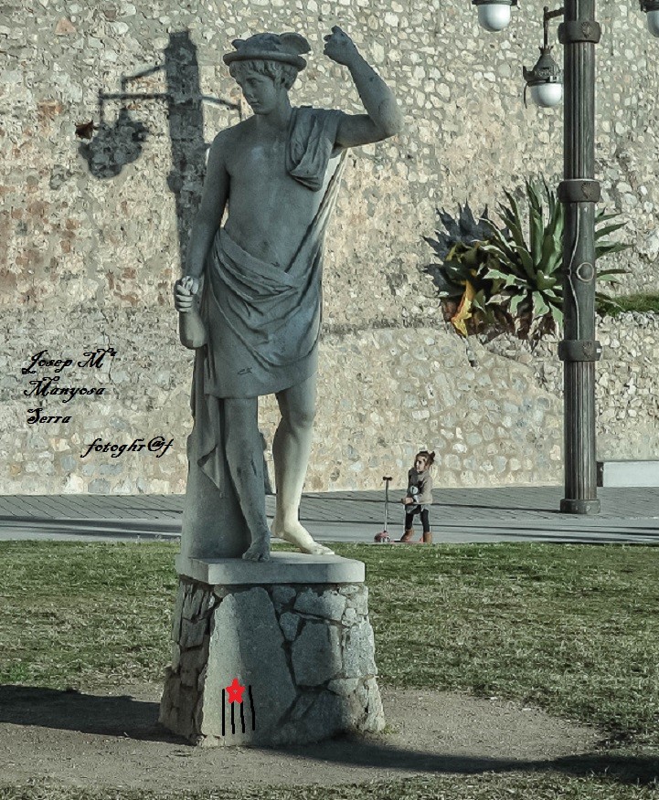 "La petita i l`estatua" de Josep Maria Maosa Serra
