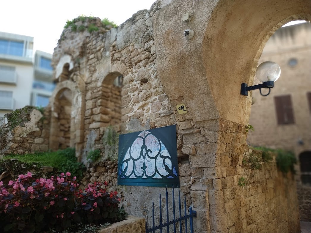 "restos antigua edifiacion en Old Yaffo" de Tzvi Katz