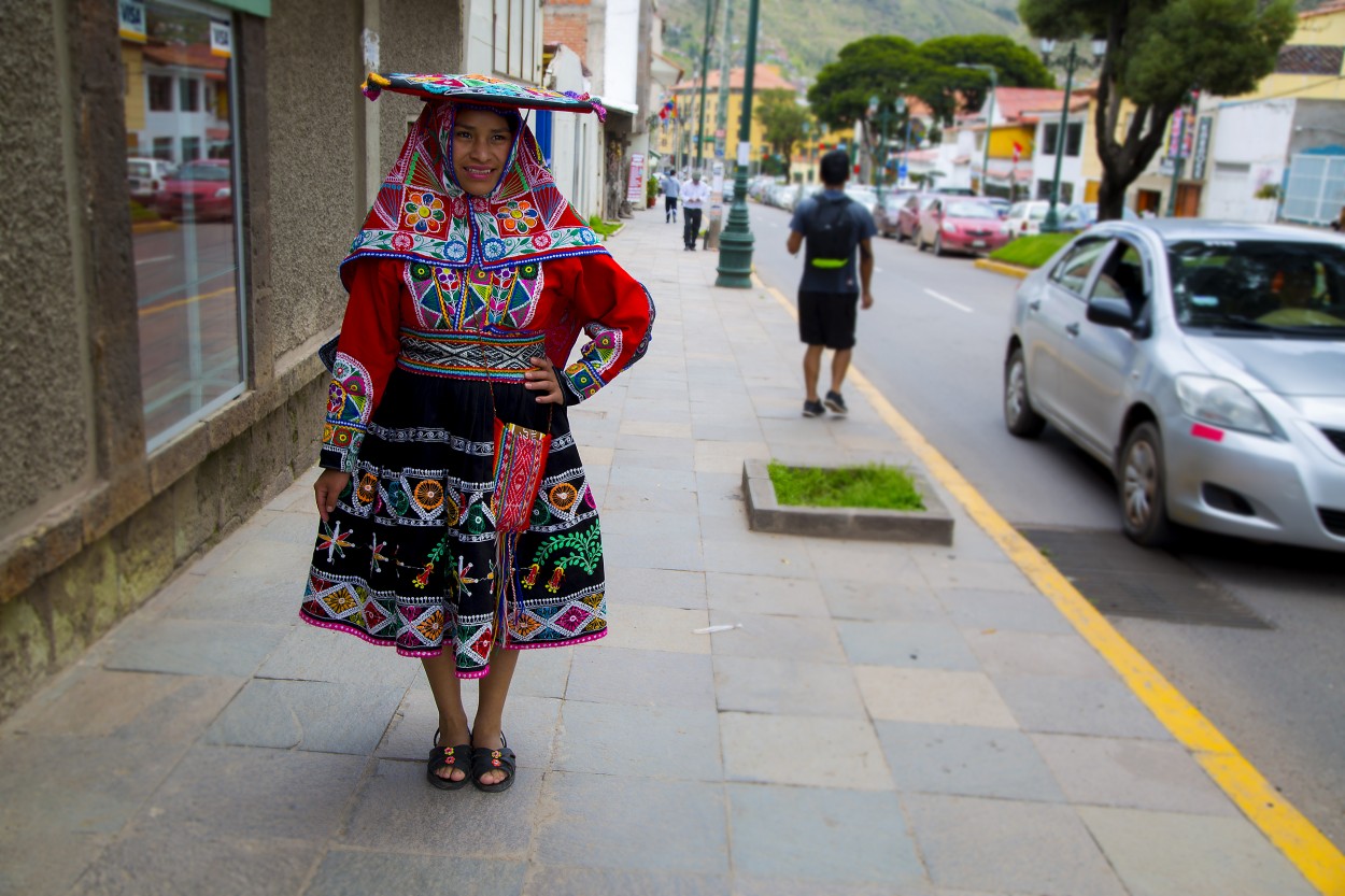 "Mujer con traje tpico peruano" de Gustavo Acosta
