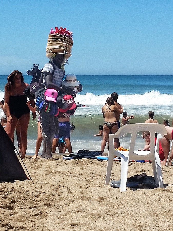 "Venta ambulante en la playa..." de Juan Carlos Barilari