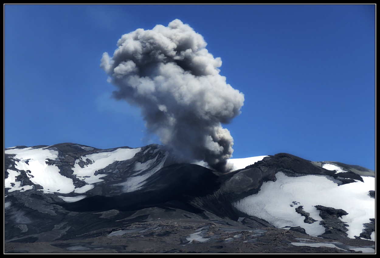 "Volcan Copahue !! 2997 msnm, visto desde Caviahue" de Alberto Matteo