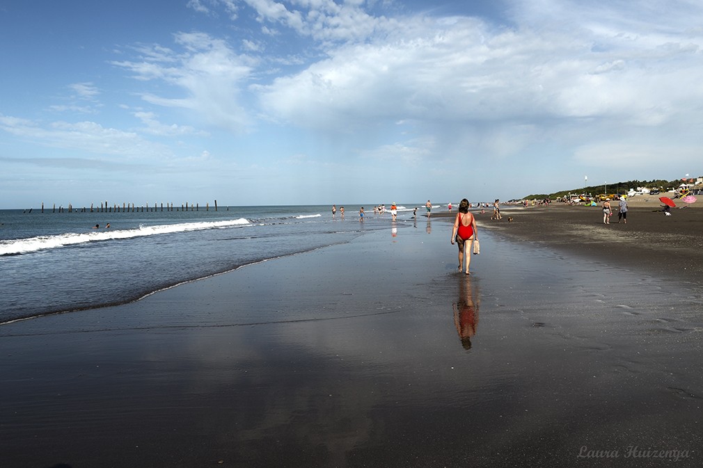 "Caminando por la playa" de Laura Noem Huizenga