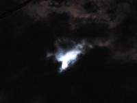 Luna y su manto de nubes