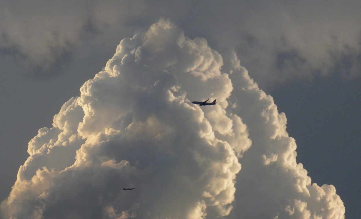 "Dos transitos en el cumulus." de Carlos Gustavo Ayliffe