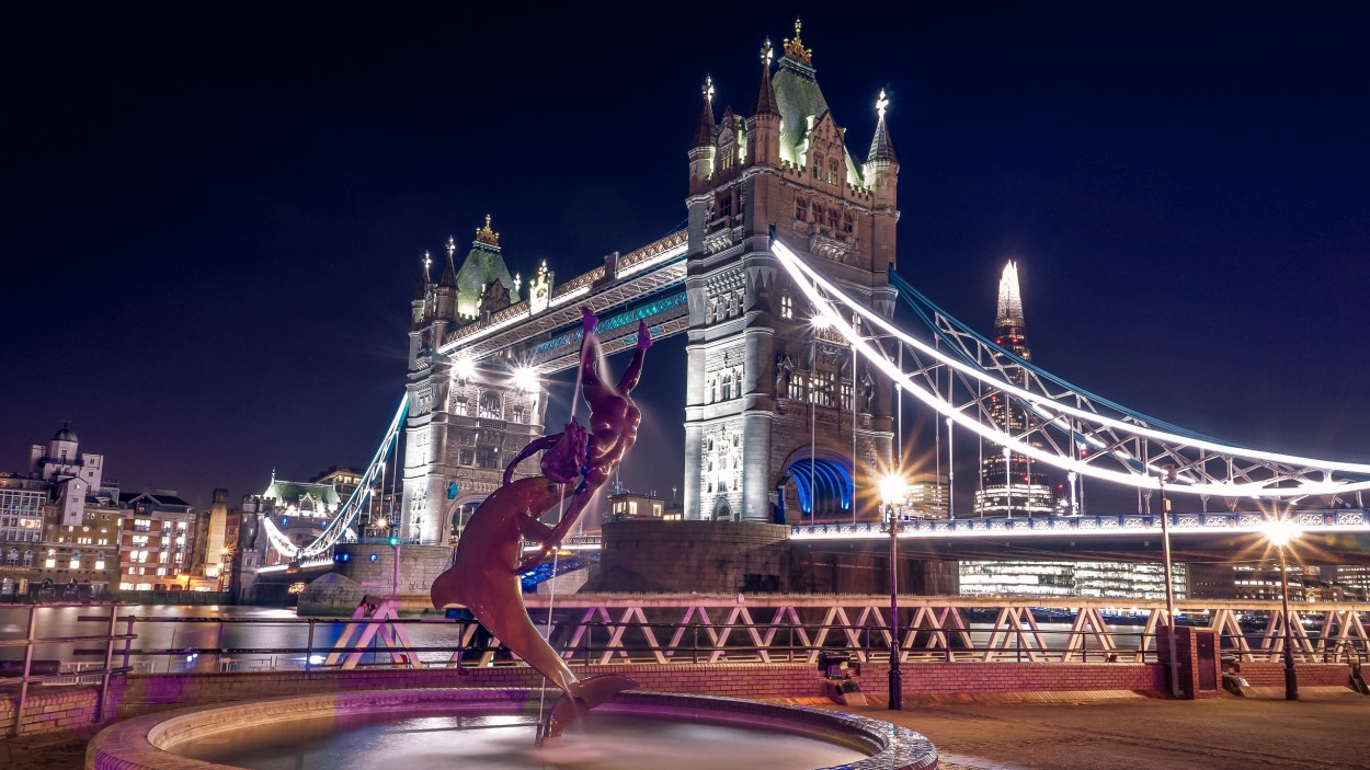 "Girl with Dolphin en Tower Bridge" de Fernando Muoz