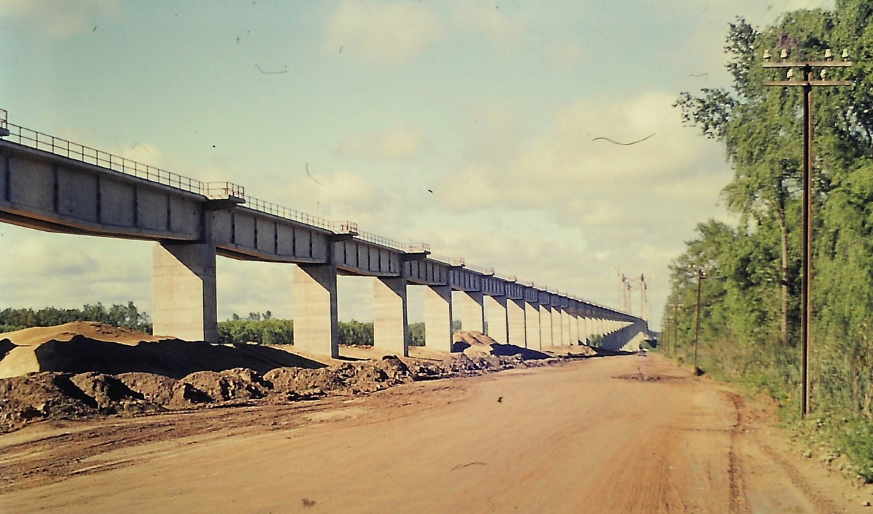 "conxion al nuevo puente sobre el rio Uruguay" de Tzvi Katz