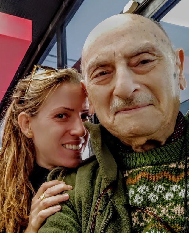 "una abuelo con su nieta...." de Tzvi Katz