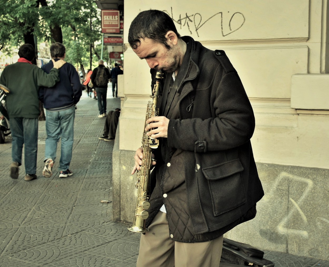 "`Saxo - Street `" de Enrique Guillermo Mora