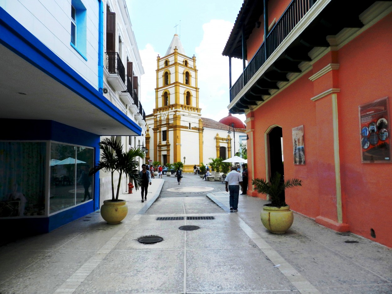 "Paseo de la calle Maceo, Camagey, Cuba" de Lzaro David Najarro Pujol
