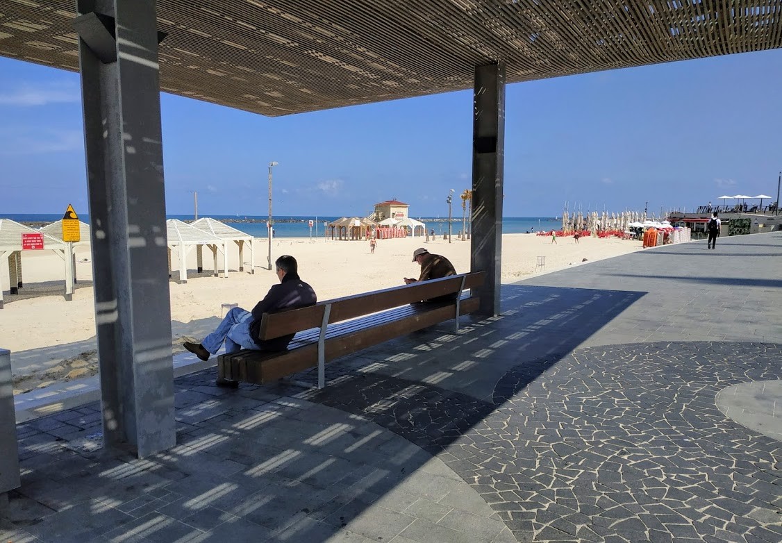 "salon de lectura frente al Mediterraneo" de Tzvi Katz