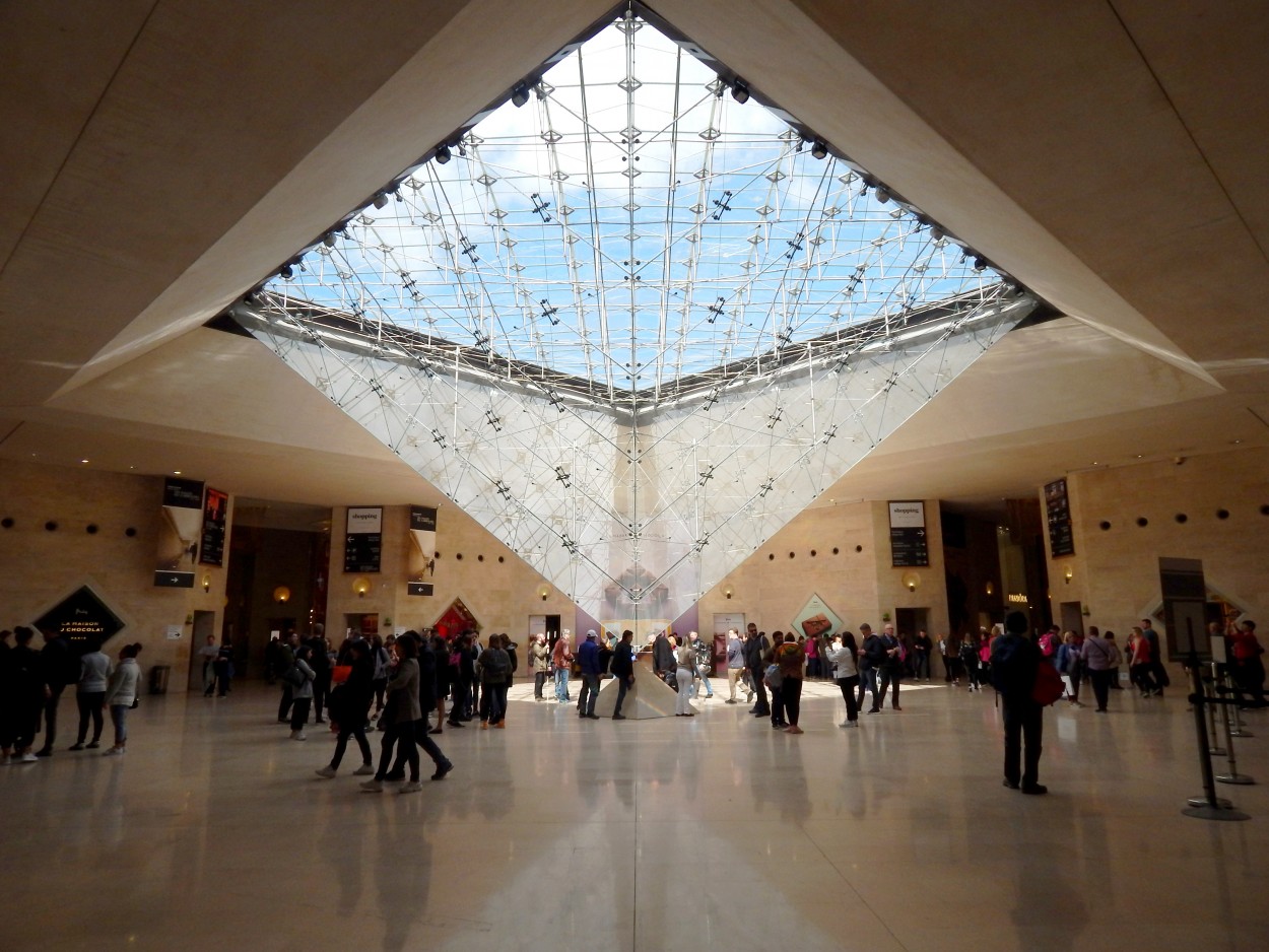 "Simetra en el Louvre" de Jos Luis Mansur