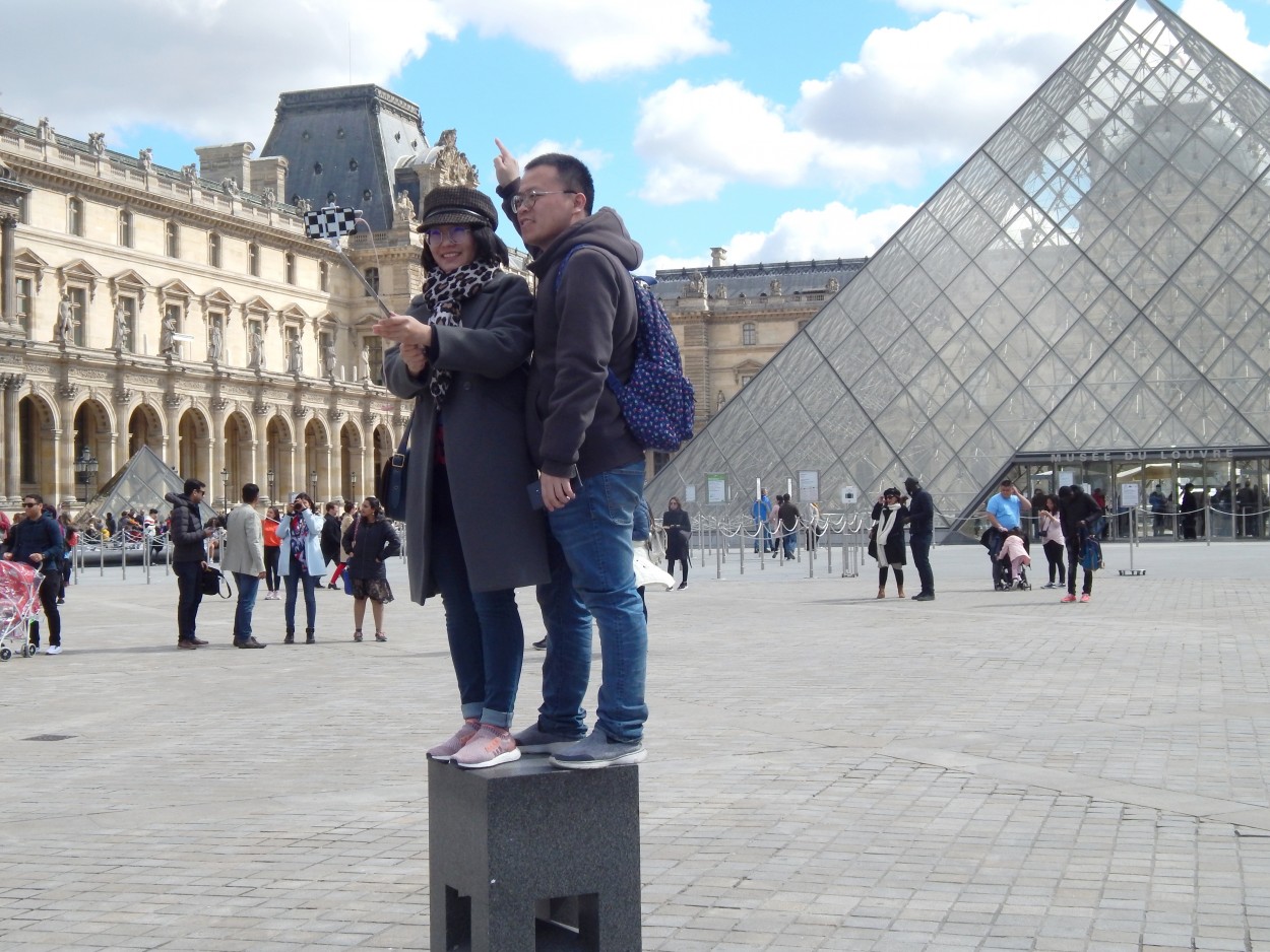 "Selfie en el Louvre" de Jos Luis Mansur