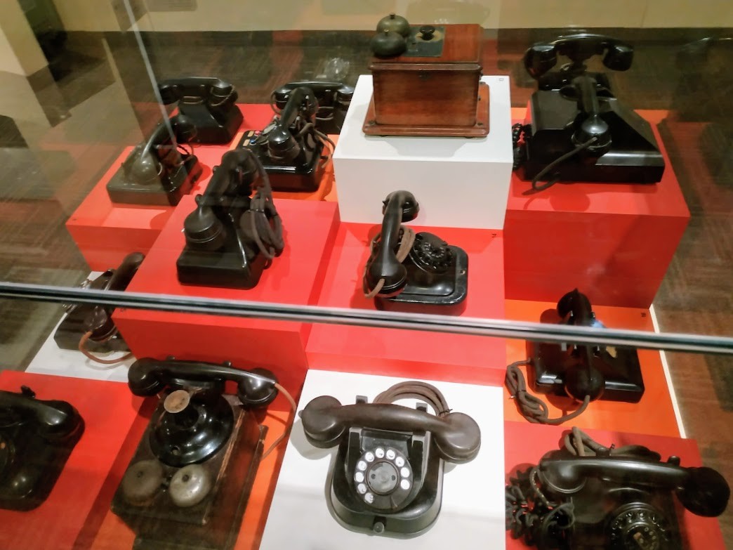 "coleccion de viejos telefonos..." de Tzvi Katz