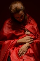 Madre e hija en rojo