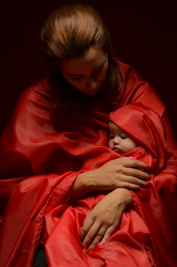 "Madre e hija en rojo" de Sergio Levin