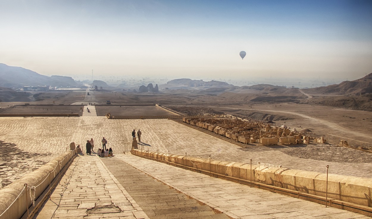 "globos sobre el Templo de Hatshepsut" de Edith Polverini