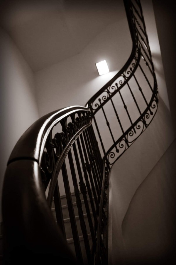 "Escaleras monocromo" de Lau Escalante