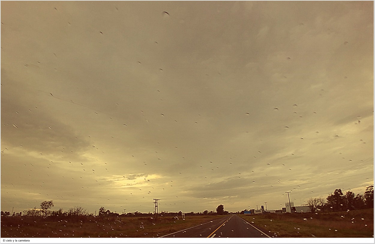 "El cielo y la carretera" de Nora Lilian Iturbide ( Noralí )