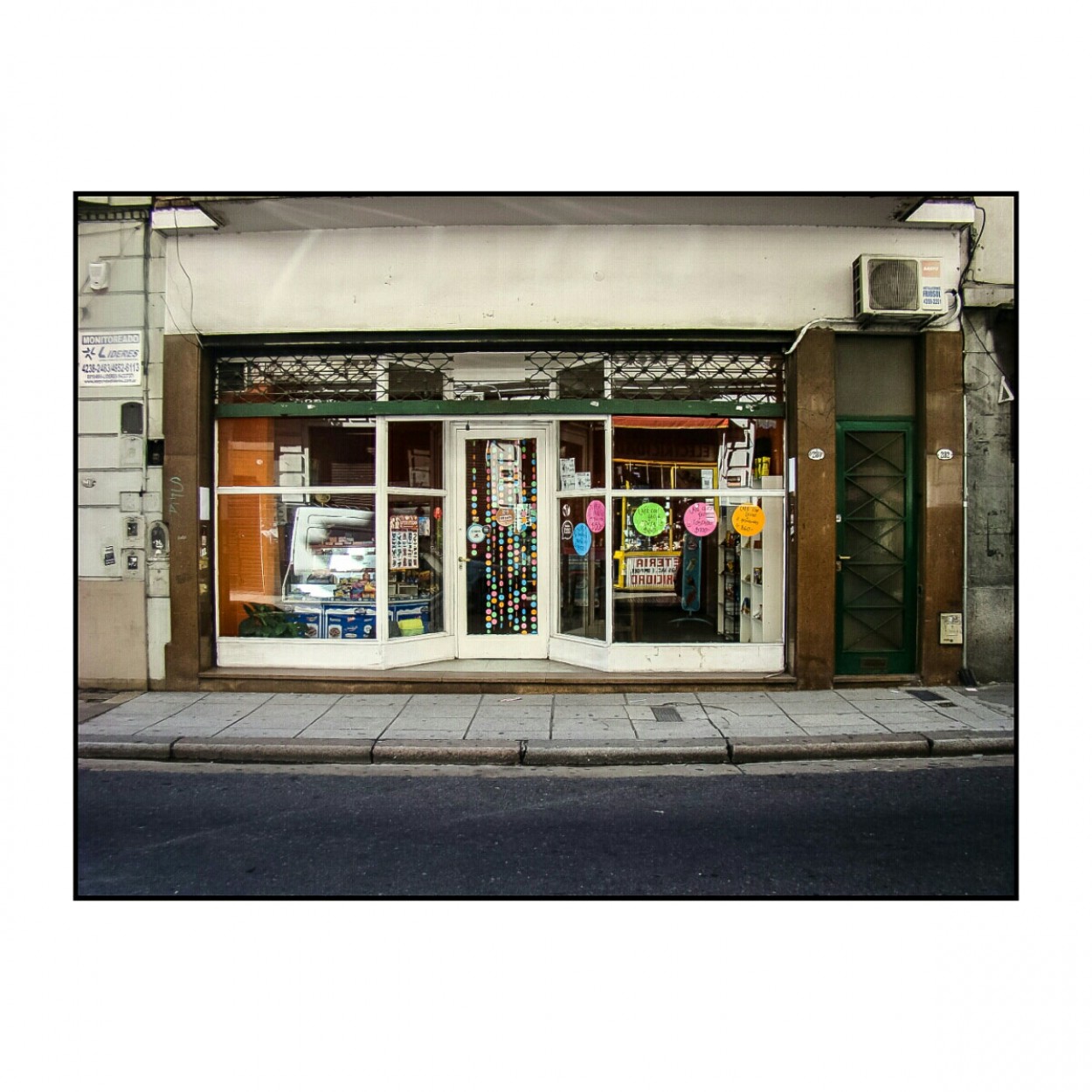 "Una tienda" de Manuel Garxa