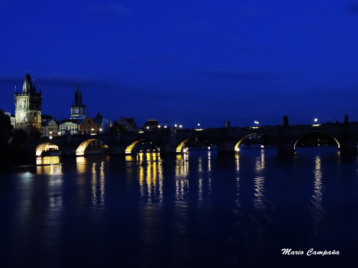 "La `Hora Azul` en el Puente Carlos, Praga." de Mario Campaa