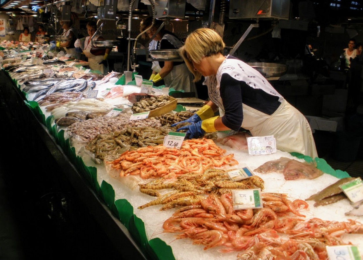 "frutos de mar, mercado popuylar" de Tzvi Katz