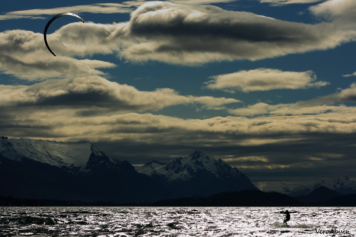 "Kitesurf en el lago Nahuel Huapi, Bariloche." de Vernica Abuin