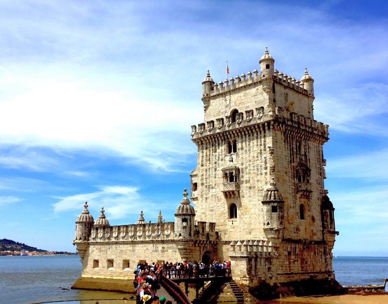 "La Torre de Lisboa sobre el ro Tajo." de Carlos E. Wydler