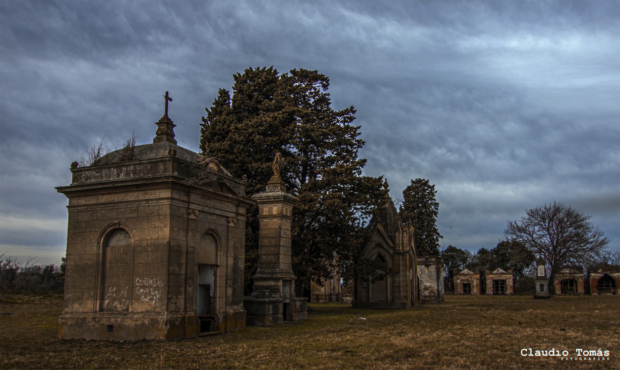 "Cementerio abandonado en San Andrs de Giles" de Claudio Roberto Toms