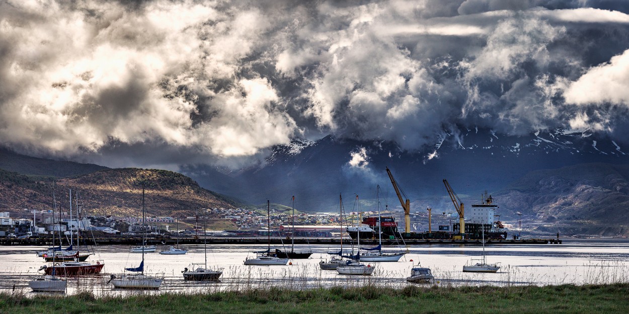 "Ushuaia, puerto y nubes." de Carlos Gianoli
