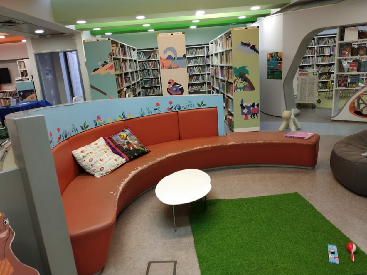 "Biblioteca Arfiela en Tel Aviv" de Tzvi Katz
