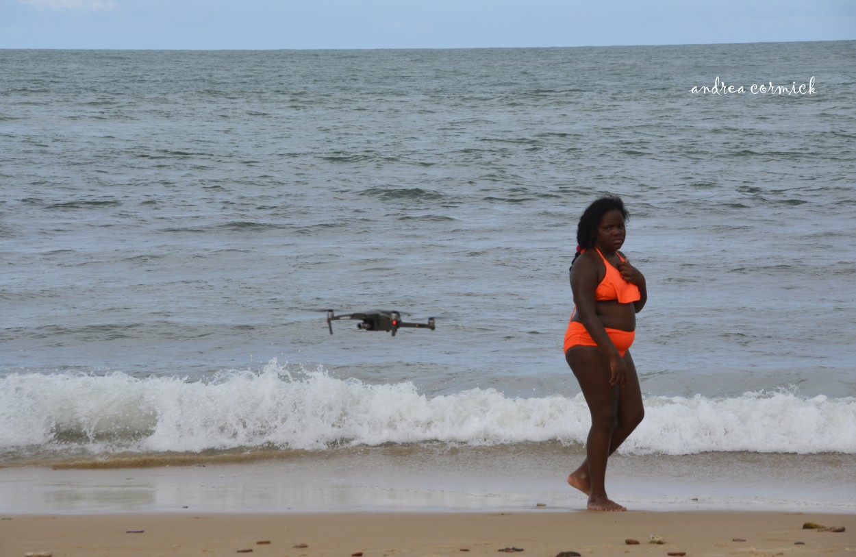 "ella y el drone" de Andrea Cormick