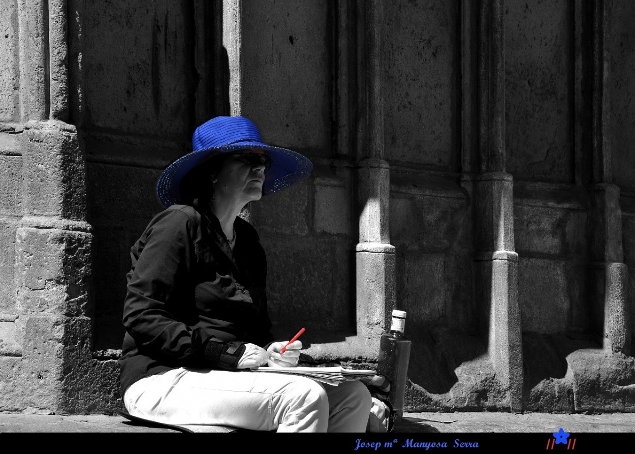 "La dona del barret blau i llapis vermell" de Josep Maria Maosa Serra