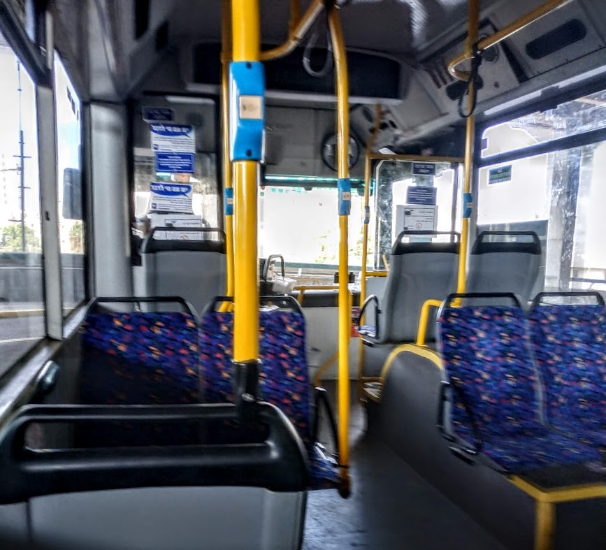 "interior de buss" de Tzvi Katz