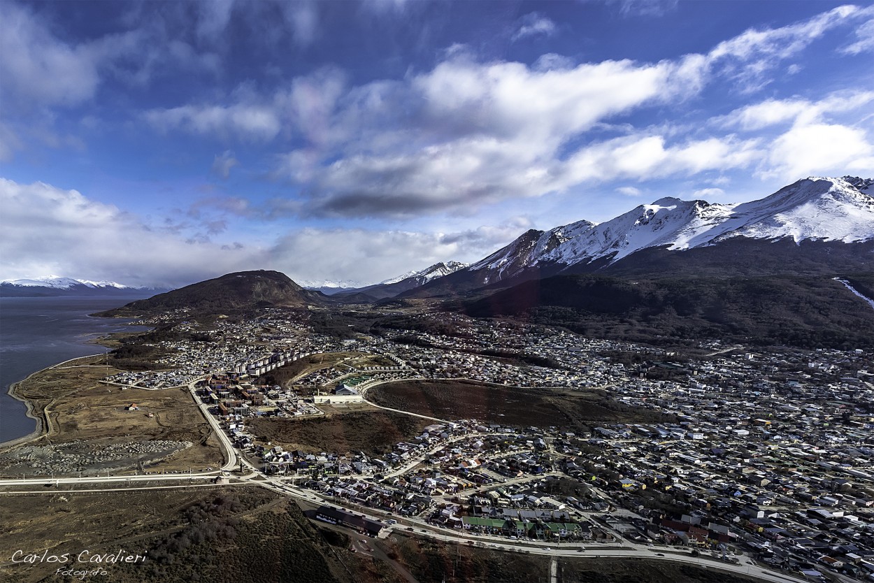 "La Ciudad de Ushuaia desde arriba..." de Carlos Cavalieri