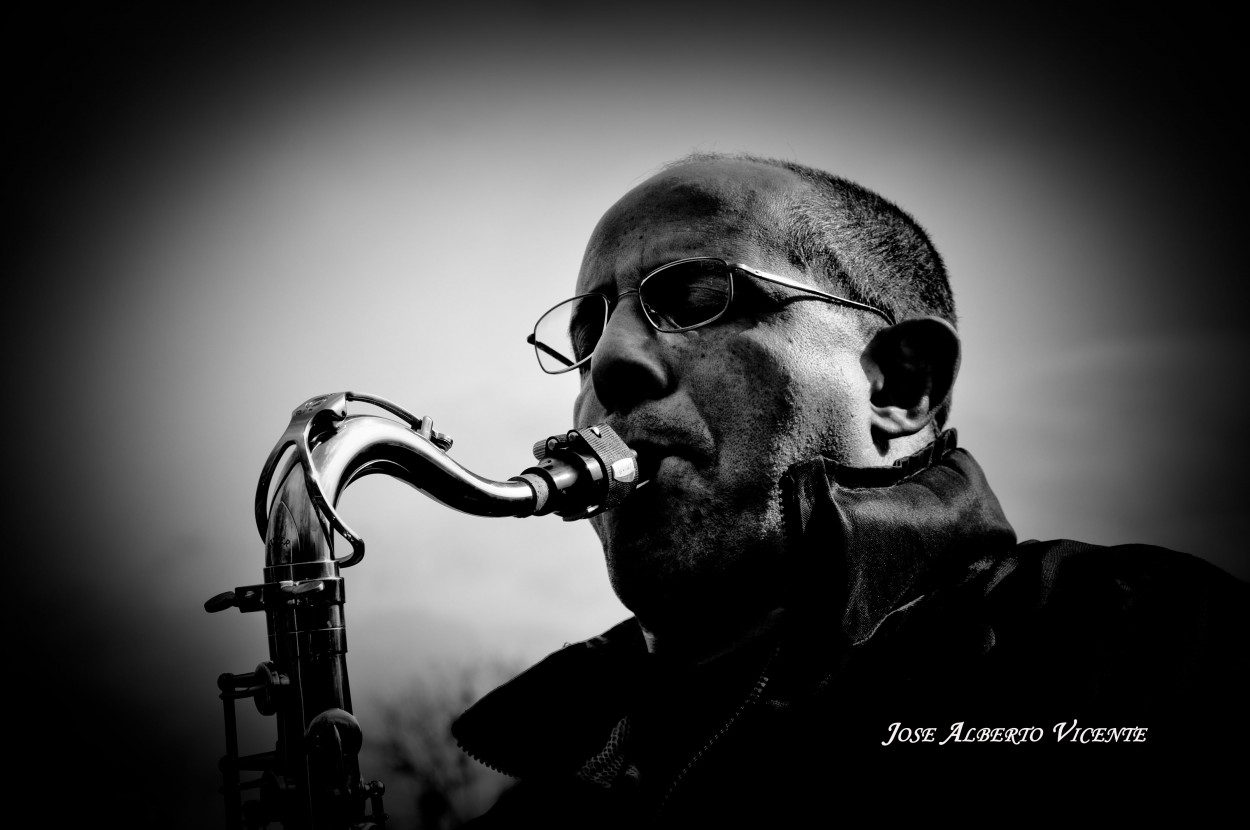 "saxofonista" de Jose Alberto Vicente