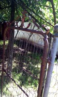 Puerta de hierro y alambre tejido