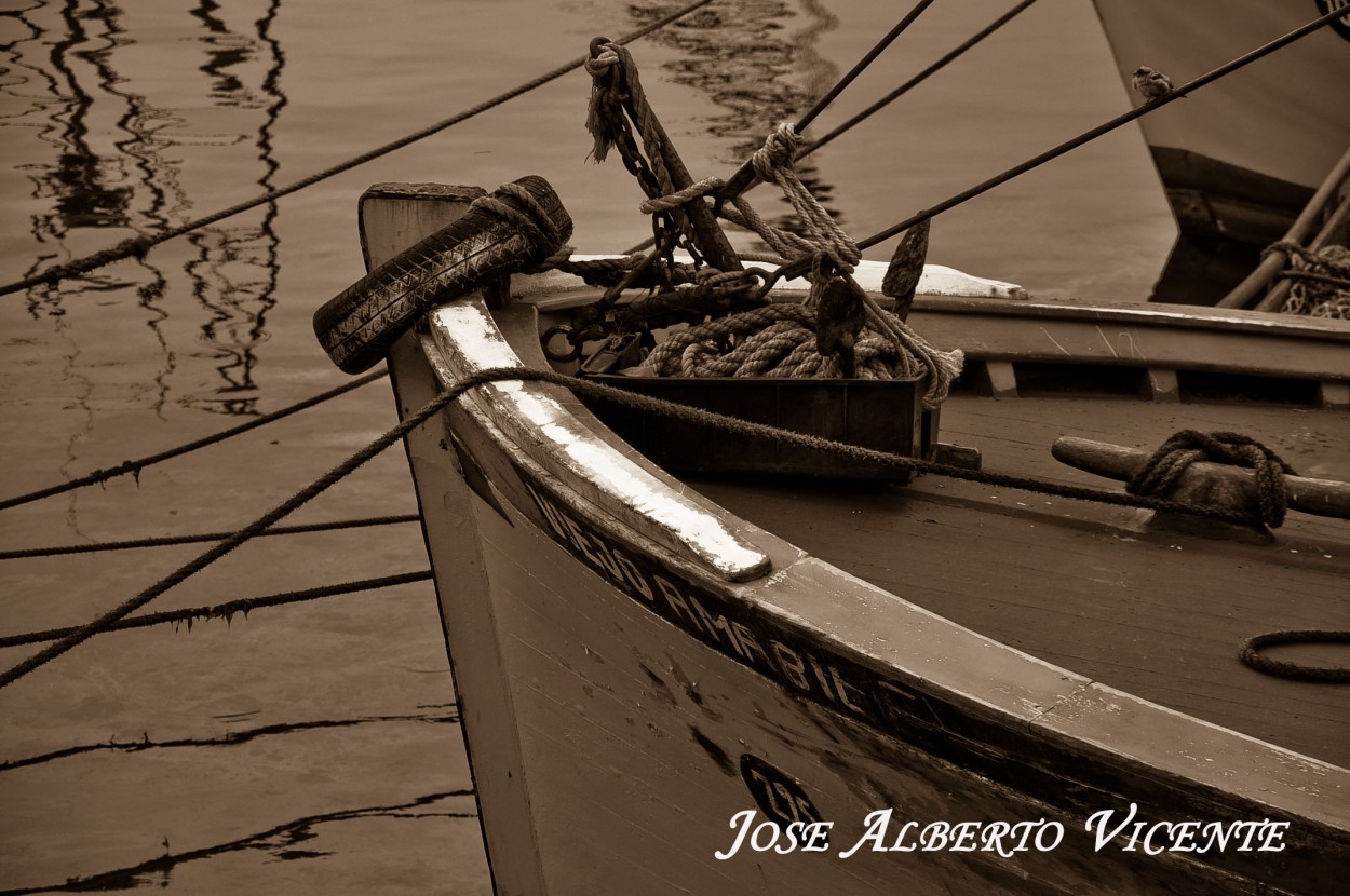"la barca y el mar al sepia van...." de Jose Alberto Vicente