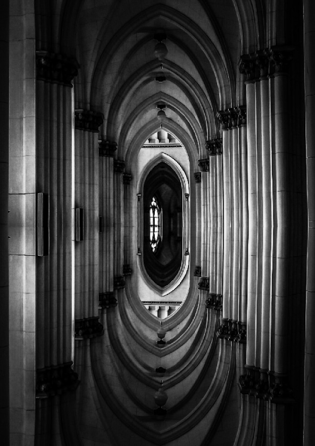 "Espejo de arquitectura gtica" de Roberto Guillermo Hagemann