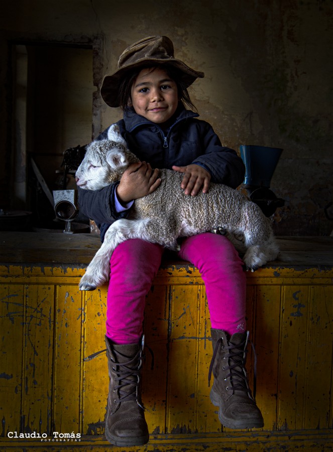"La nia y su oveja" de Claudio Roberto Toms