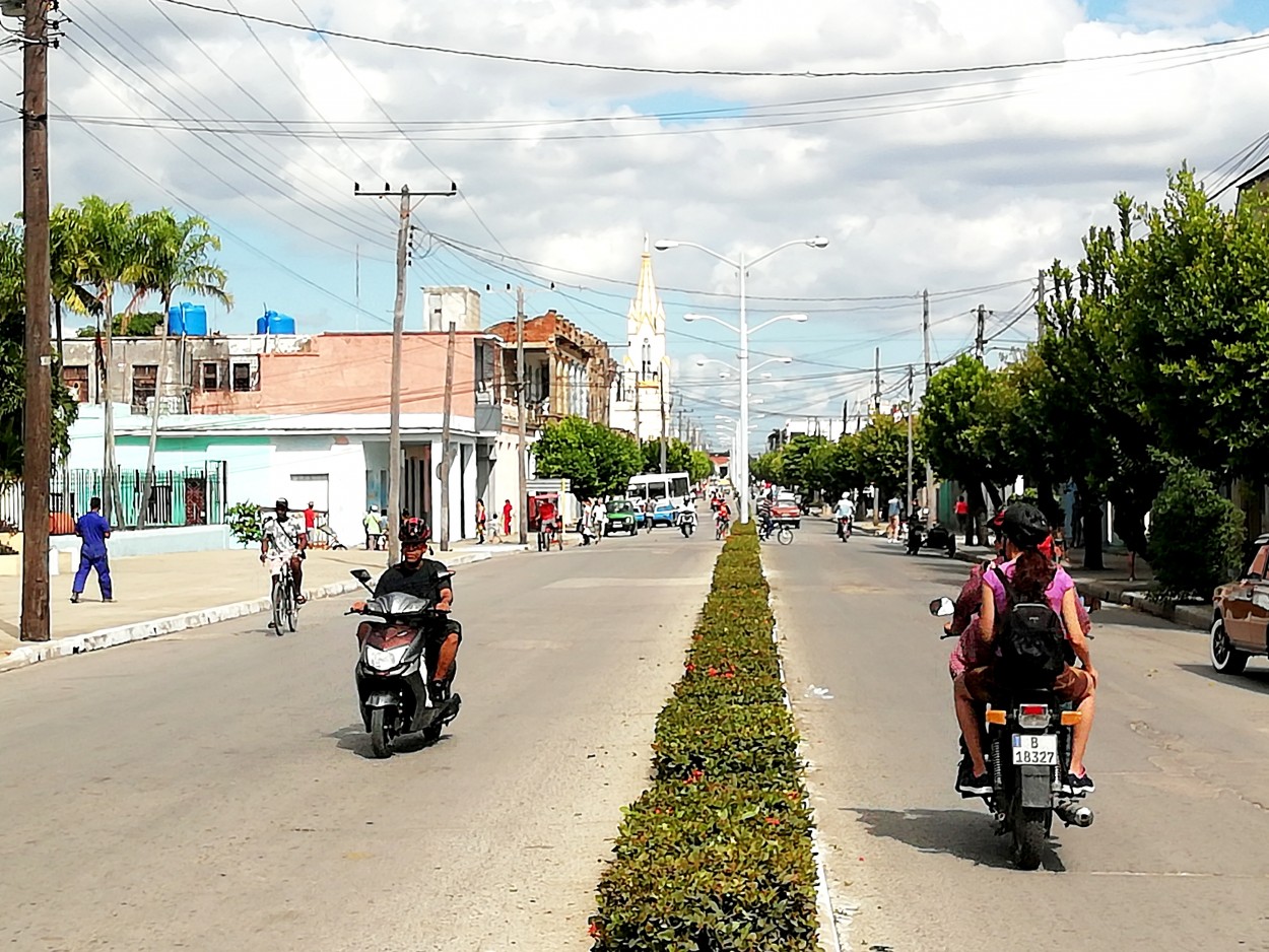 "Avenida de los Mrtires de Camagey, Cuba" de Lzaro David Najarro Pujol