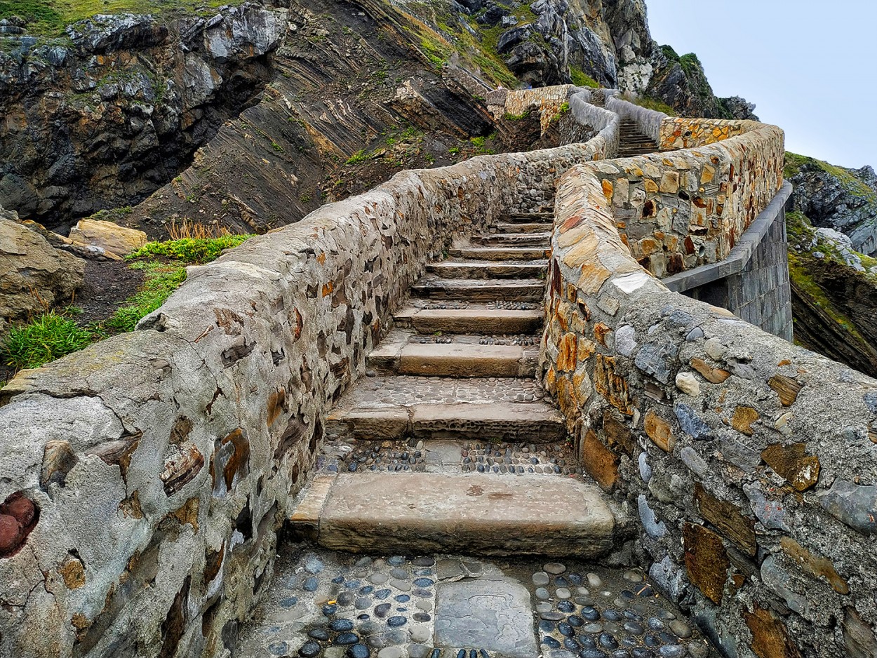 "Camino a la Ermita San Juan de Gaztelugataxe" de Manuel Raul Pantin Rivero