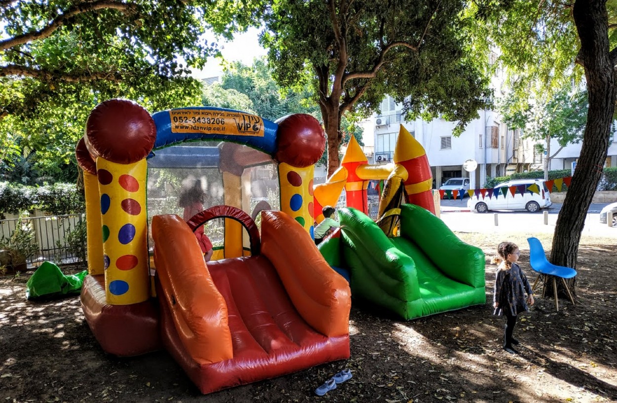 "juegos inflables en el parque" de Tzvi Katz