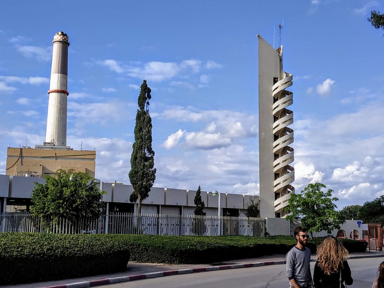 "estacion generadora de energia en Tel Aviv" de Tzvi Katz